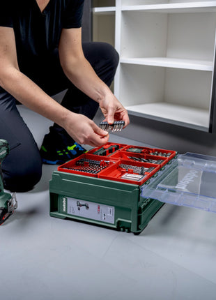 Metabo SB 18 L Set trapano a percussione a batteria 18 V 50 Nm ( 602317710 ) + 2x batteria ricaricabile 2,0 Ah + caricatore + 78 pezzi officina mobile + valigetta