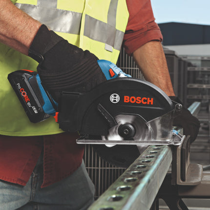 Bosch GKM 18V-50 Sierra circular profesional sin cable para metal 18 V 136 mm sin escobillas + 2x batería ProCORE 4,0 Ah + cargador + L-Boxx