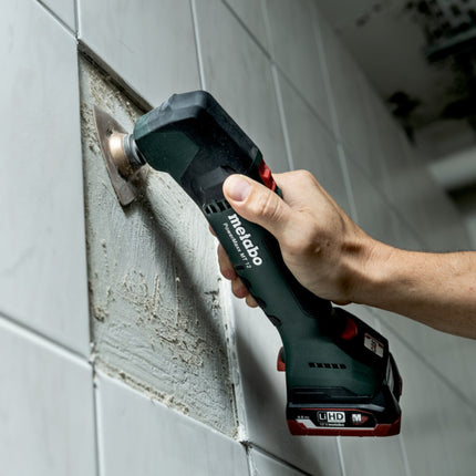 Metabo PowerMaxx MT 12 multiherramienta a batería multifunción 12 V + 2x batería 2,0 Ah + cargador + juego de accesorios de lijado de 18 piezas + metaBOX 145 ( 613089510 )