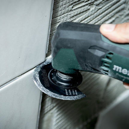 Metabo PowerMaxx MT 12 multiherramienta a batería multifunción 12 V + 2x batería 2,0 Ah + cargador + juego de accesorios de lijado de 18 piezas + metaBOX 145 ( 613089510 )