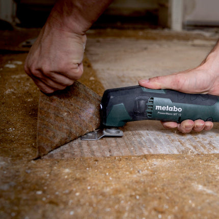 Metabo PowerMaxx MT 12 multiherramienta a batería multifunción 12 V + 2x batería 2,0 Ah + cargador + juego de accesorios de lijado de 18 piezas + metaBOX 145 ( 613089510 )